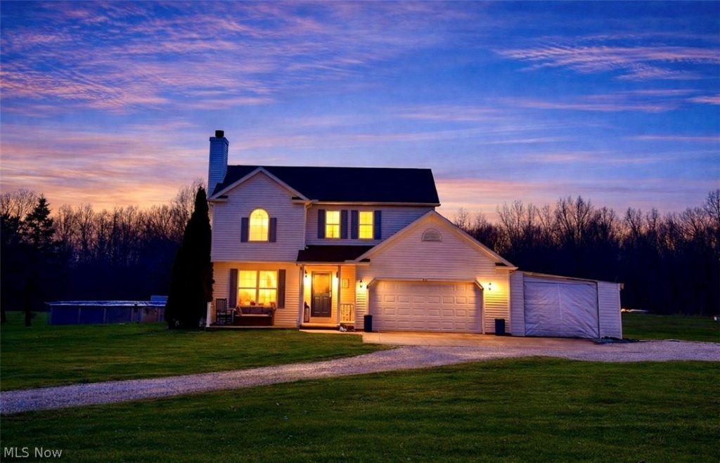 8742 Henderson Road, Diamond, OH