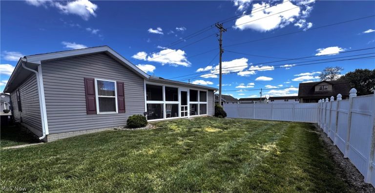 703 Oak Tree Lane, Belpre, OH - Photo 4