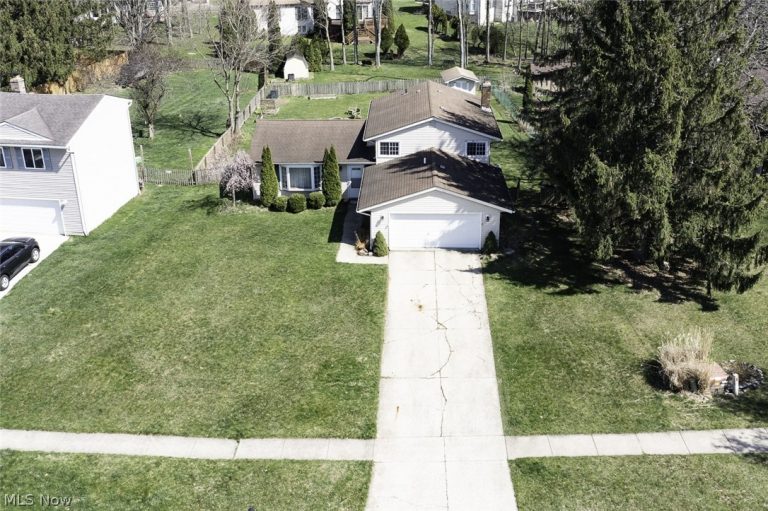 18267 Walnut Drive, Strongsville, OH - Photo 2