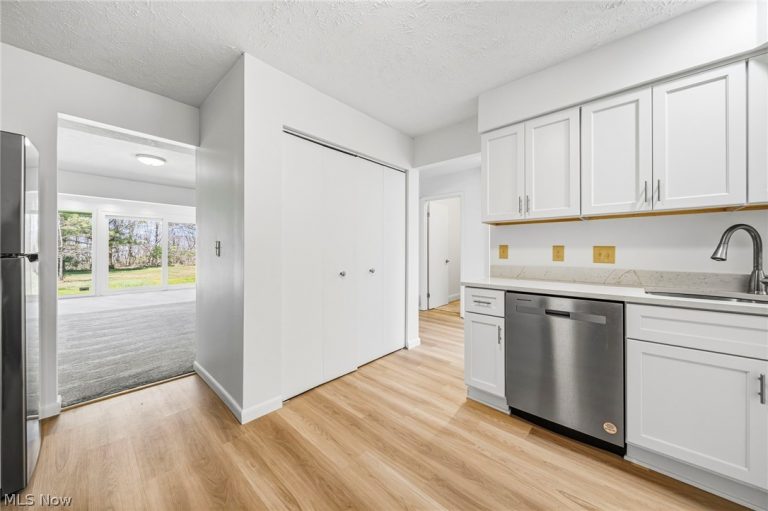 210 Teal Trace #210, Mayfield Heights, OH - Photo 3