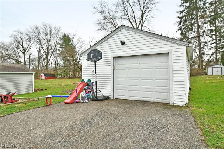 135 Clingan Street, Hubbard, OH - Photo 6