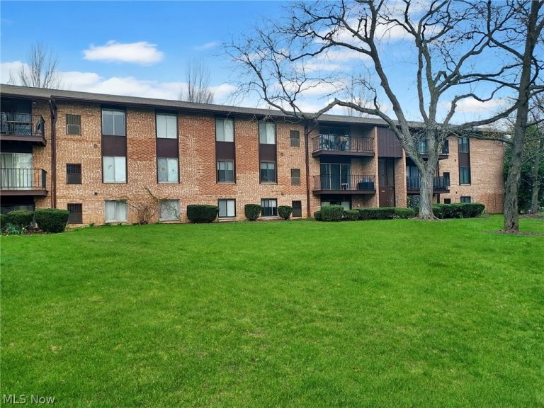 16395 Heather Lane #303, Middleburg Heights, OH - Photo 2
