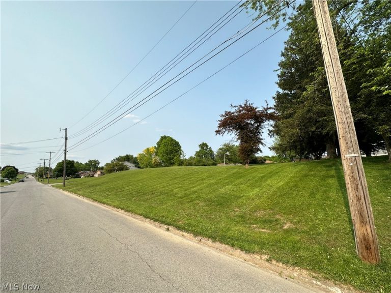 Creed Circle, Campbell, OH - Photo 2