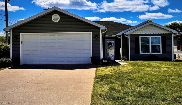 703 Oak Tree Lane, Belpre, OH - Photo 2