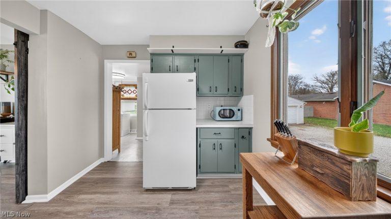 6162 Engle Road, Brook Park, OH - Photo 4