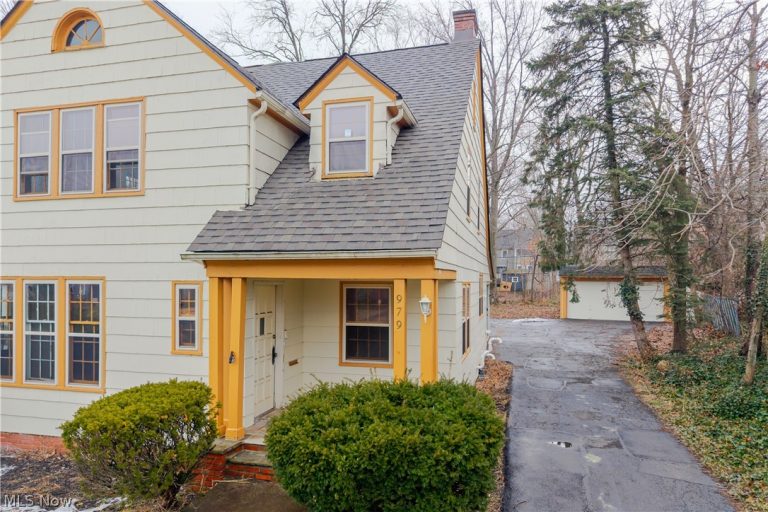 979 Oxford Road, Cleveland Heights, OH - Photo 2