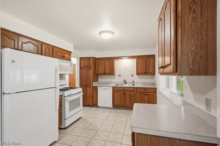 513 Lynnview Drive, Sagamore Hills, OH - Photo 6