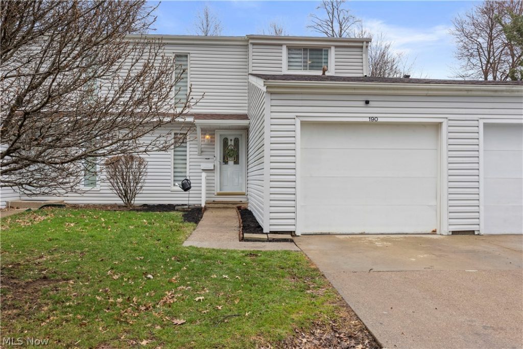 190 Deepwood Drive, Wadsworth, OH