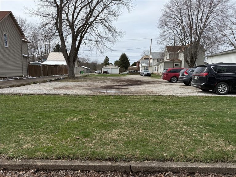 638 Parrish Street, Uhrichsville, OH - Photo 5