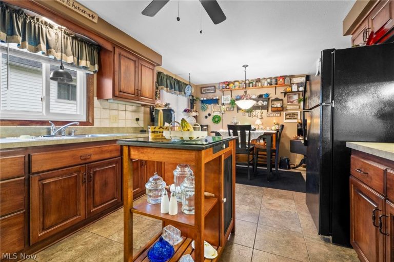 4401 Forest Hill Drive, Lorain, OH - Photo 4