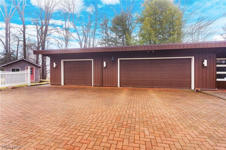 2479 Tibbetts Wick Road, Girard, OH - Photo 2
