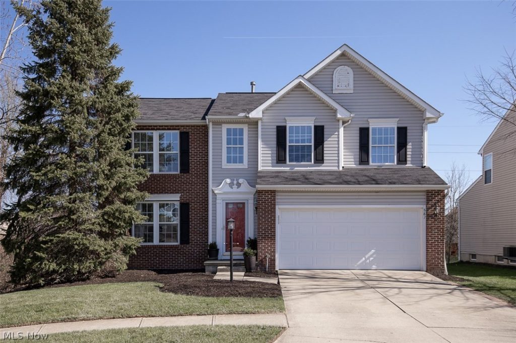 887 Woodfield Lane, Brunswick, OH