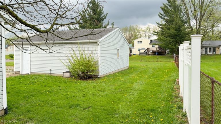 9841 Green Drive, Windham, OH - Photo 6
