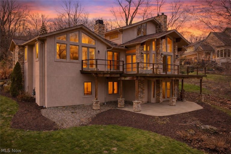 1105 Riverwoods Drive, Akron, OH - Photo 2