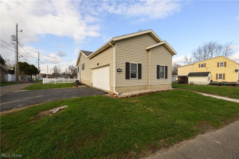 223 9th Street, Uhrichsville, OH - Photo 3