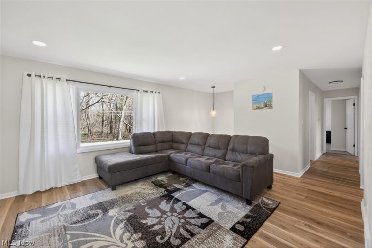 2058 Scenic Way, Akron, OH - Photo 4