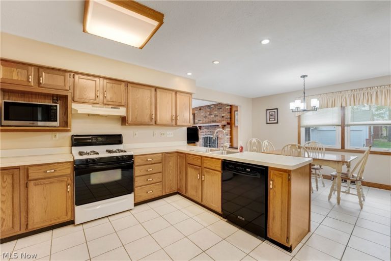 17500 Alexander Road, Walton Hills, OH - Photo 8