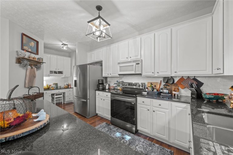 3953 Hilltop Drive, Vermilion, OH - Photo 2