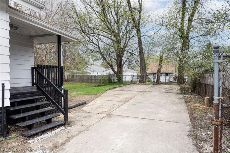 961 Wyley Avenue, Akron, OH - Photo 2