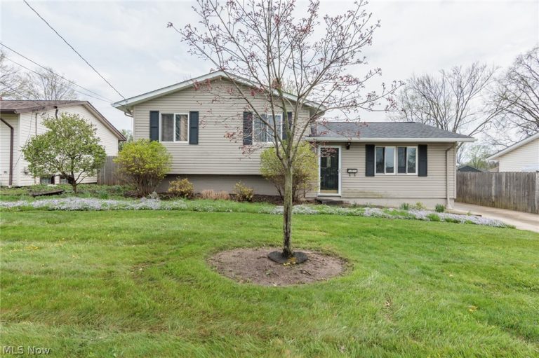13515 Heatherwood Drive, Brook Park, OH - Photo 2