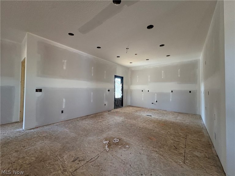 111 Crimson Circle, Dover, OH - Photo 4