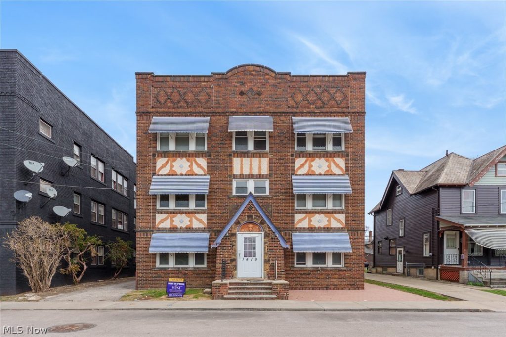 1419 Roycroft Avenue, Lakewood, OH