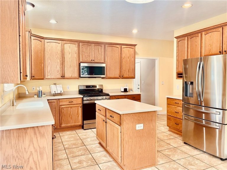 8820 Chaucer Boulevard, Broadview Heights, OH - Photo 3
