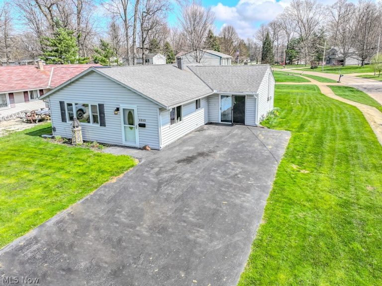 4865 Robinwood Drive, Mentor, OH - Photo 2