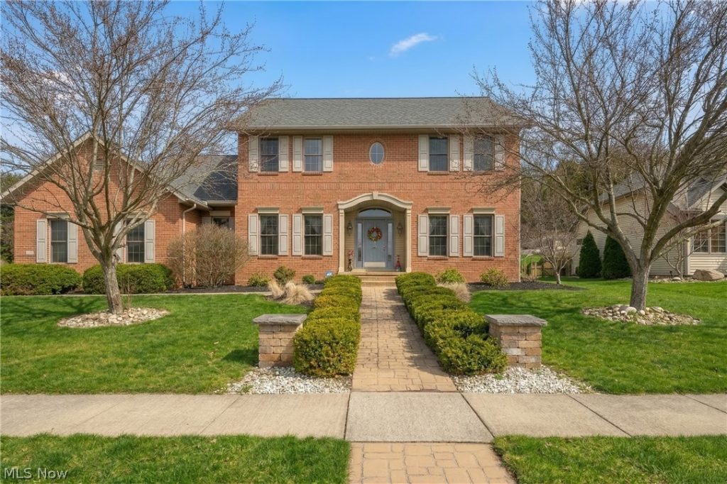 806 Forrest Ridge Drive, Dover, OH