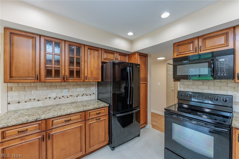 6270 Greenwood Parkway #402, Sagamore Hills, OH - Photo 5