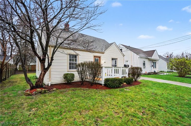 834 Sarcee Avenue, Akron, OH - Photo 2