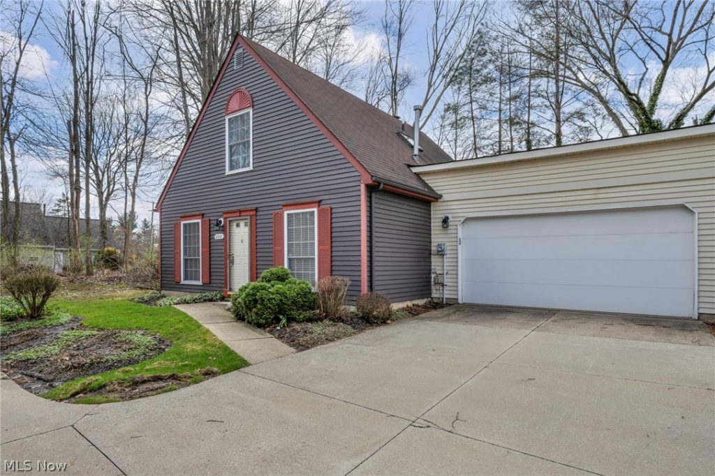 2210 Pine Tree Ln Lane #23, Twinsburg, OH