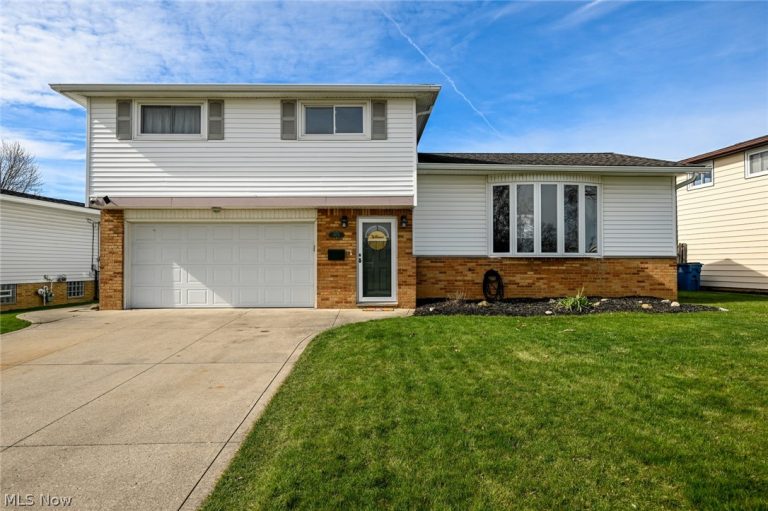 6878 Lantern Lane, Parma Heights, OH - Photo 2