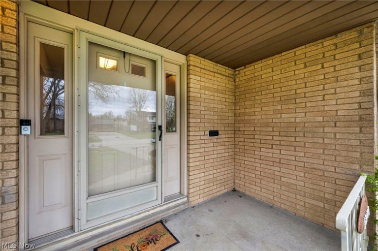 13700 Indian Creek Drive, Middleburg Heights, OH - Photo 6
