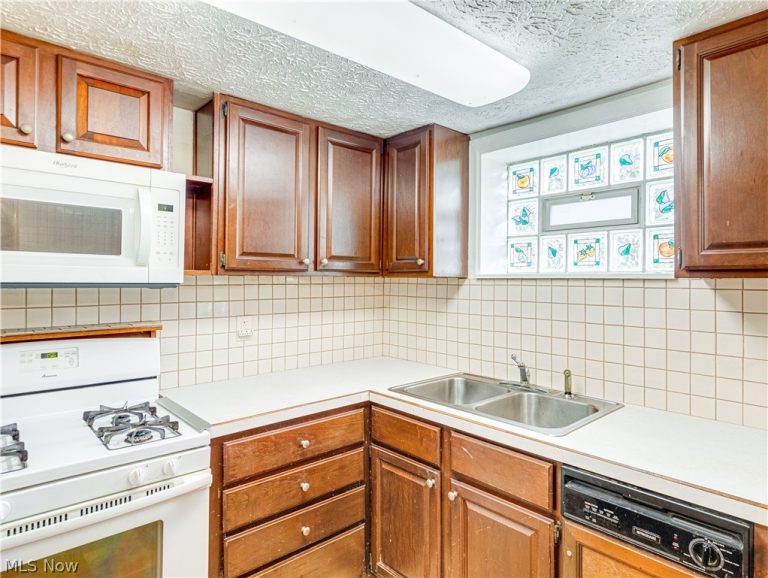 2740 Chelsea Drive, Akron, OH - Photo 6