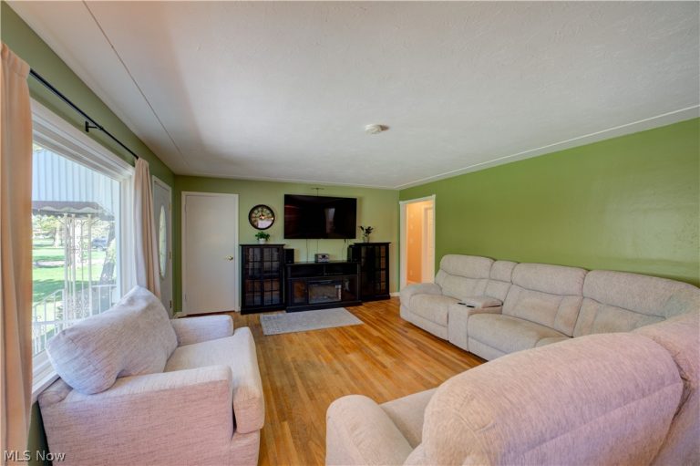 2015 Wallace Lane, Lorain, OH - Photo 3