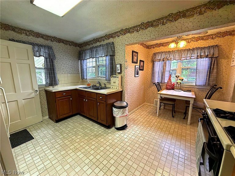 1502 Slusser Road, Akron, OH - Photo 5
