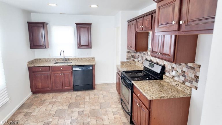 15401 Walvern Boulevard Boulevard, Maple Heights, OH - Photo 2