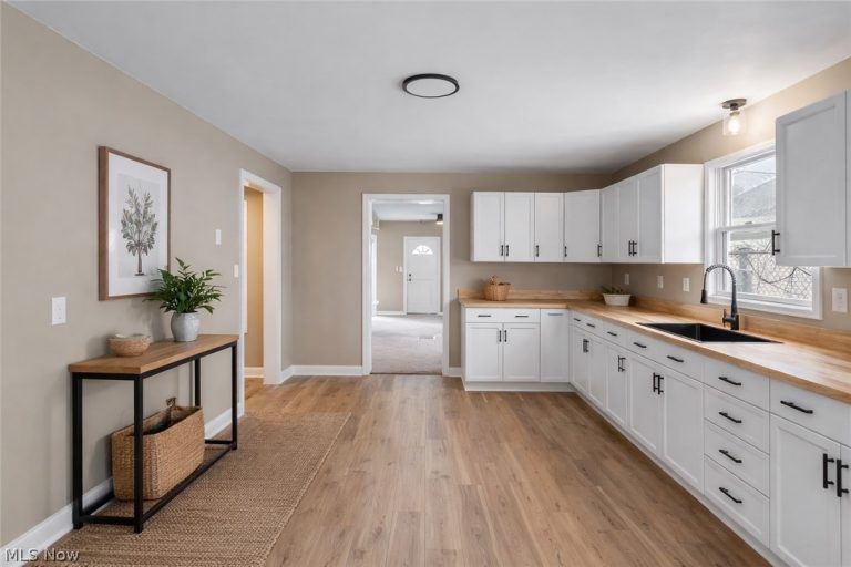 75 Dartmore Avenue, Akron, OH - Photo 8