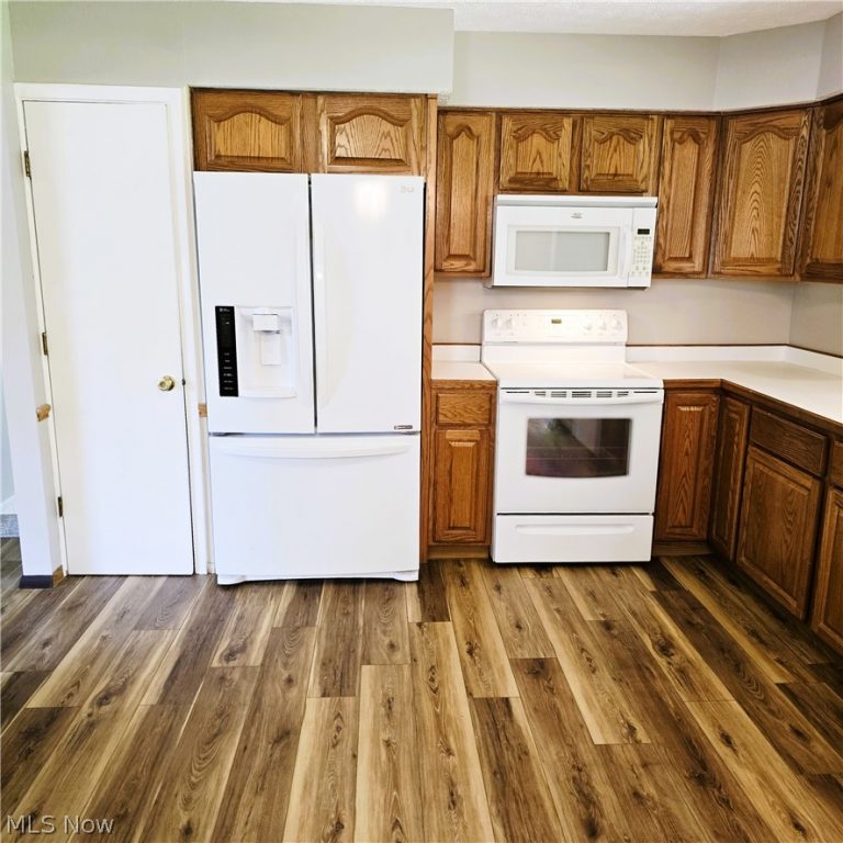 17016 Lanier Avenue, Strongsville, OH - Photo 3