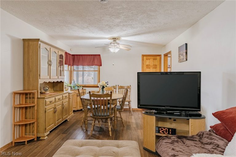 17446 Snyder Road, Chagrin Falls, OH - Photo 4