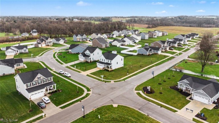 3268 Stoneleigh Road, Canton, OH - Photo 3