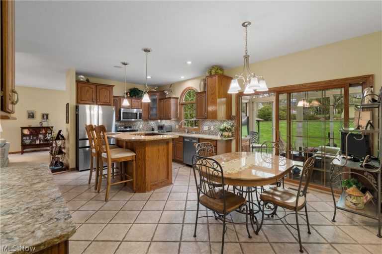 2043 Kingscote Circle, North Canton, OH - Photo 8