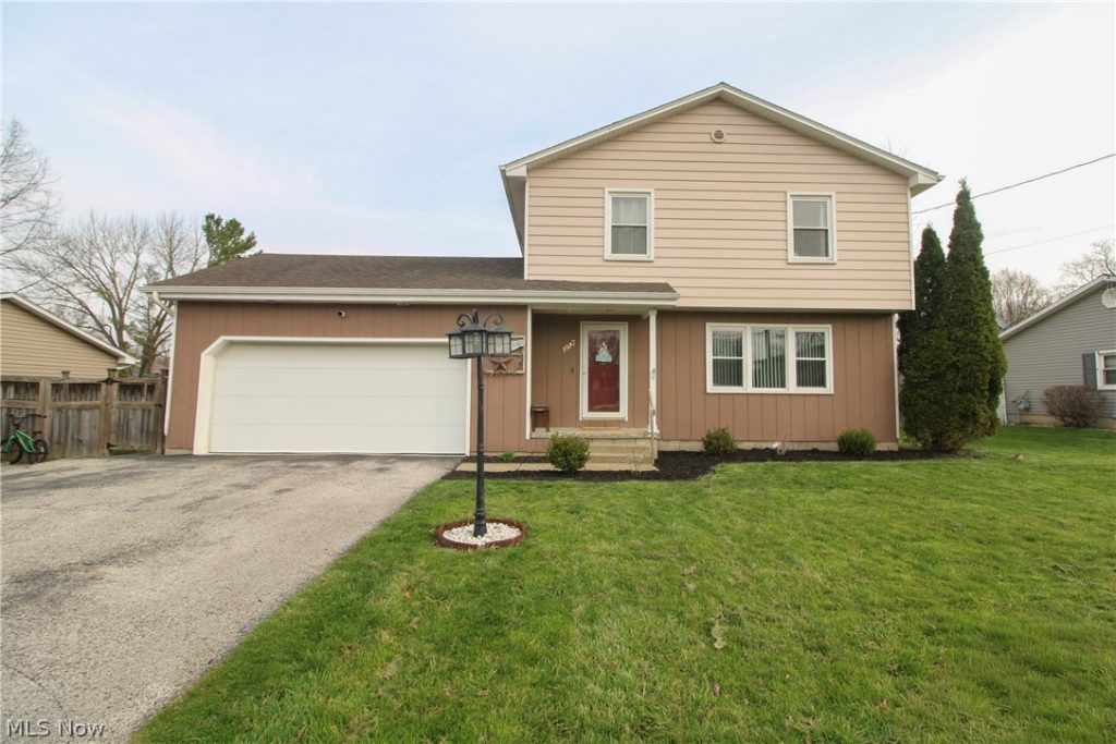1913 Cloverbrook Drive, Mineral Ridge, OH