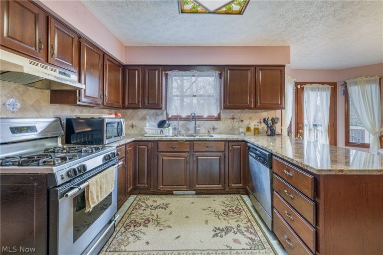 10037 Jamestown Drive, North Royalton, OH - Photo 6