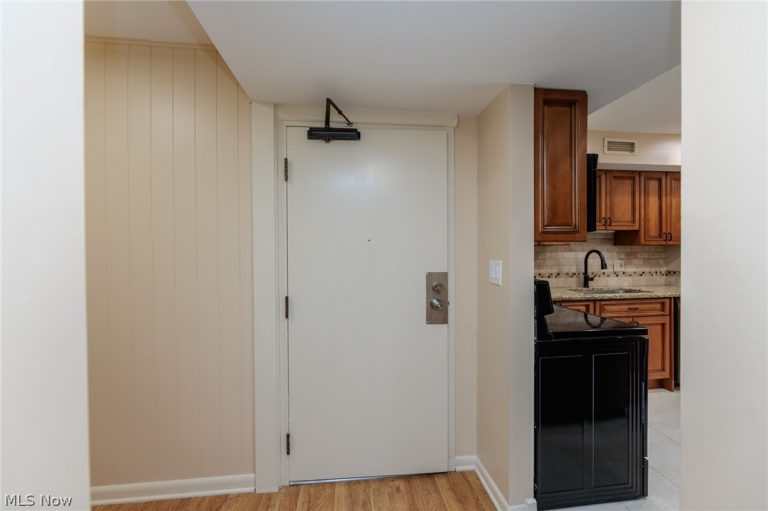 6270 Greenwood Parkway #402, Sagamore Hills, OH - Photo 2