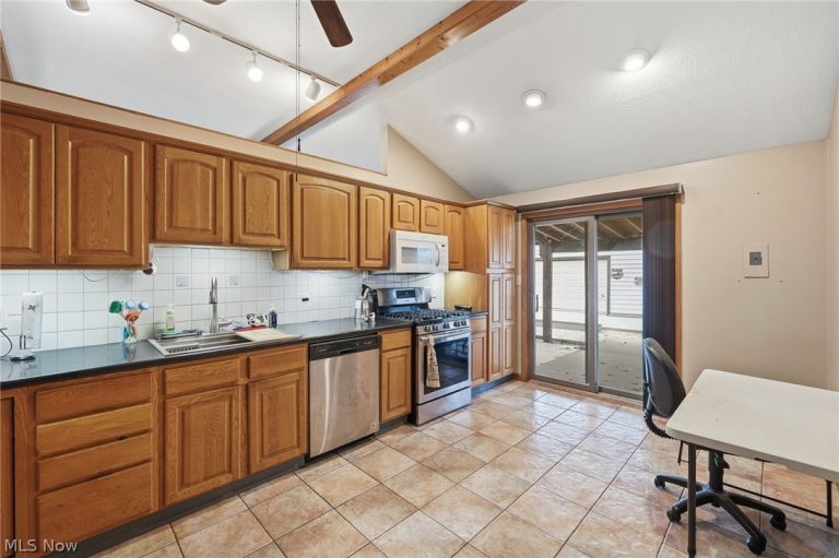 13442 Havendale Drive, Brook Park, OH - Photo 8