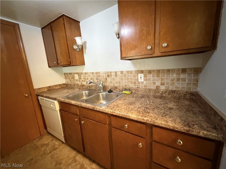 6910 Carriage Hill Drive #202, Brecksville, OH - Photo 5