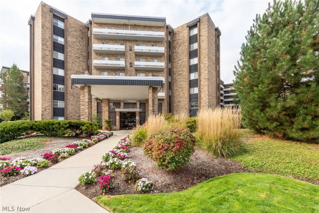 2202 Acacia Park Drive #2317, Lyndhurst, OH