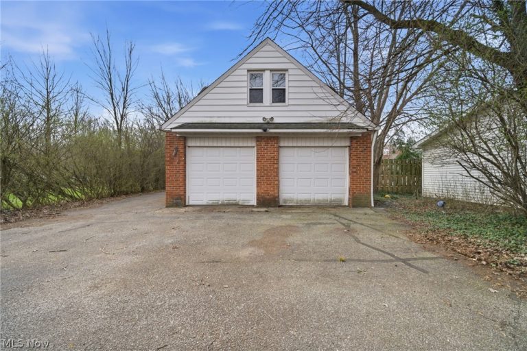 5918 Maplewood Road, Mayfield Heights, OH - Photo 4